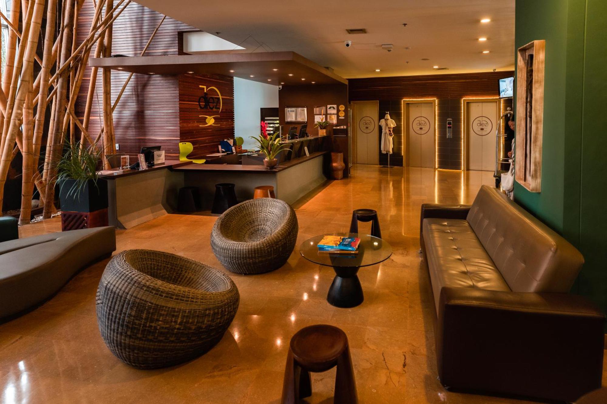 Diez Hotel Categoria Colombia Medellín Kültér fotó Lobby